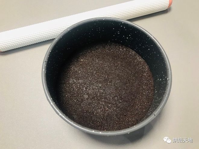 半岛·综合体育(中国)官方网站无需烤箱就能做出美味的蛋糕巧克力慕斯蛋糕做法简单0(图3)