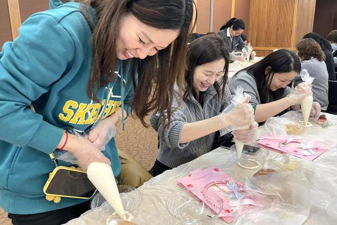半岛·综合体育《繁花》同款蛋糕DIY、香薰蜡烛制作这里的白领女性欢度妇女节！(图1)