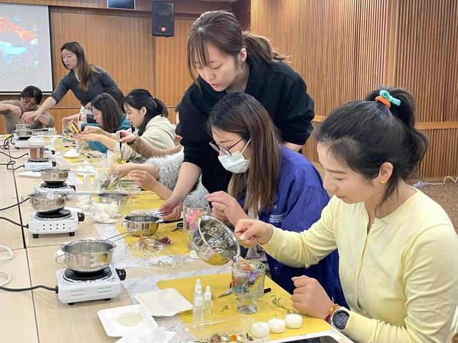 半岛·综合体育《繁花》同款蛋糕DIY、香薰蜡烛制作这里的白领女性欢度妇女节！(图3)