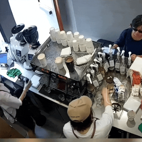 半岛·综合体育(中国)官方网站泼咖啡粉、掌掴顾客！Manner咖啡深夜致歉！(图2)