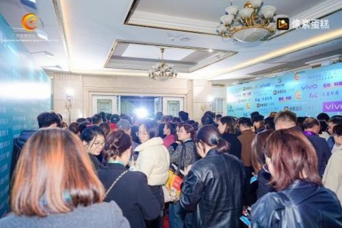 半岛·综合体育入口像素蛋糕荣获「唯一指定合作AI修图软件」 2025共启行业新征(图1)