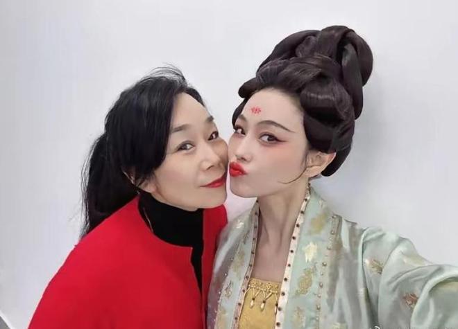 半岛·综合体育入口张馨予接妈妈来广州与何捷爱巢很简朴还挂着女儿DIY的小灯笼(图2)