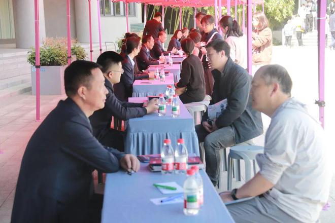 半岛·综合体育(中国)官方网站场面火爆！近千人参加！南京这所名高开放日信息量巨大(图1)