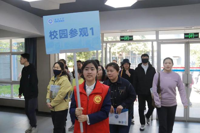 半岛·综合体育(中国)官方网站场面火爆！近千人参加！南京这所名高开放日信息量巨大(图5)